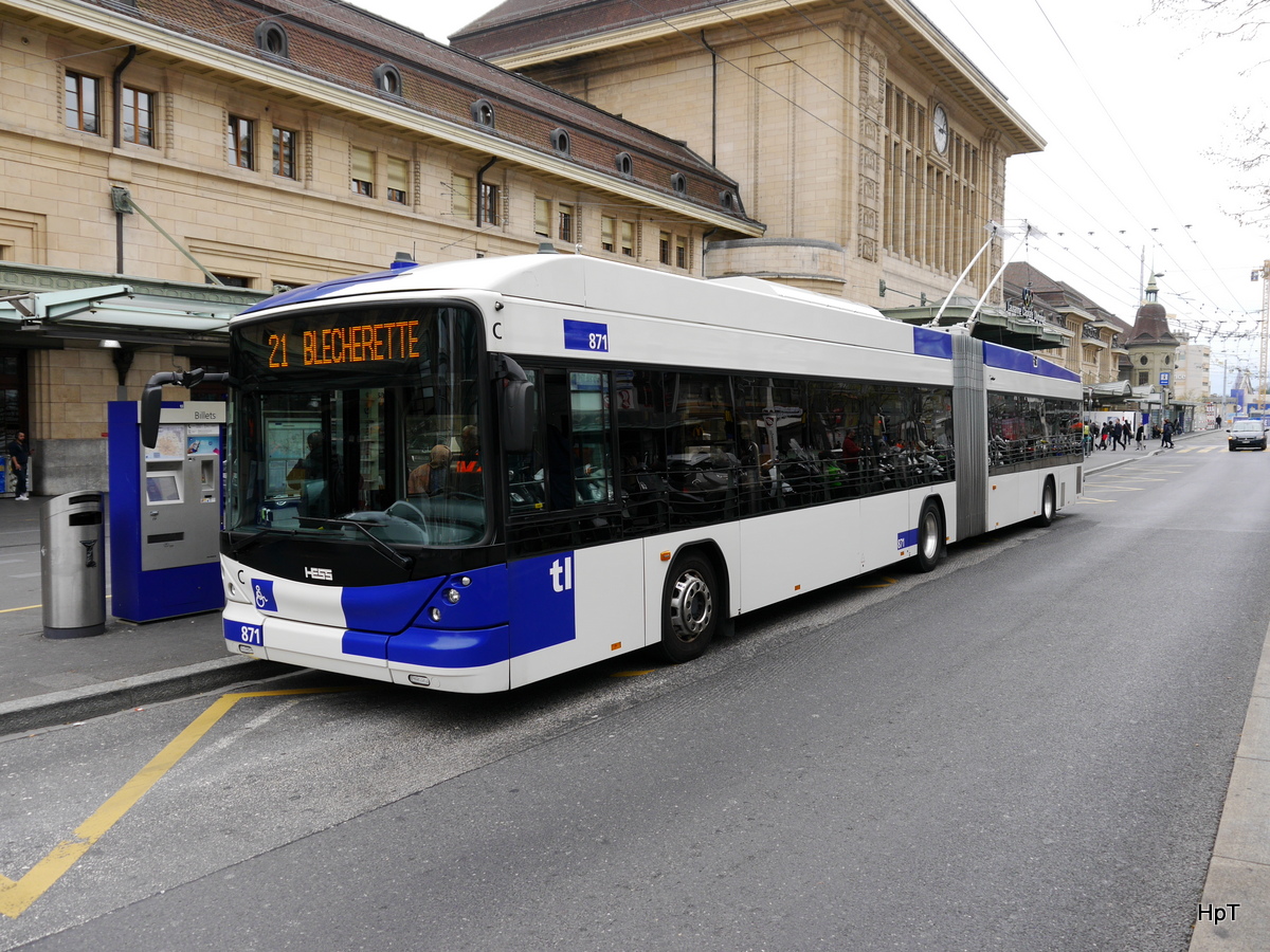 TL - Trolleybus Nr.871 unterwegs auf der Linie 21 vor den SBB Bahnhof in Lausanne am 01.04.2017
