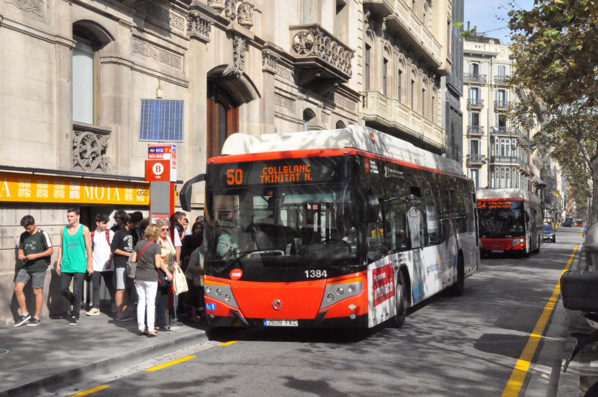 TMB, Barcelona. Irisbus/Castrosua CS40 City Versus CNG (Nr.1384) in Gran Via-Pau Claris. (21.10.2014)