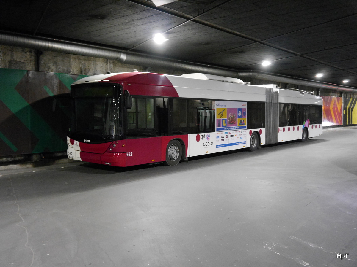 tpf - Hess Trolleybus Nr.522 bei den Bushaltestellen unter dem SBB Bahnhof in Freiburg  am 07.12.2017