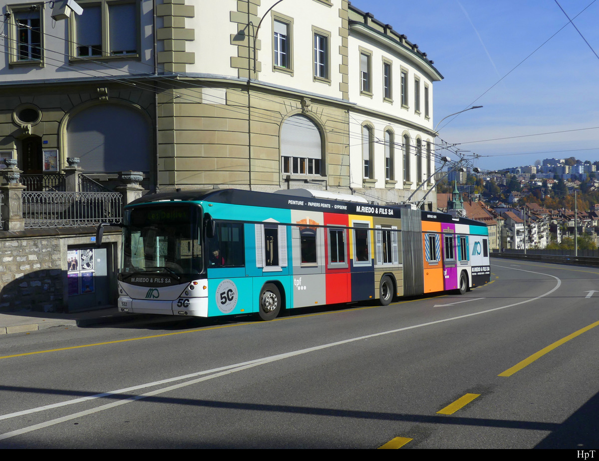 tpf - Hess Trolleybus  Nr.523 mit Werbung unterwegs in der Stadt Freiburg am 29.10.2021