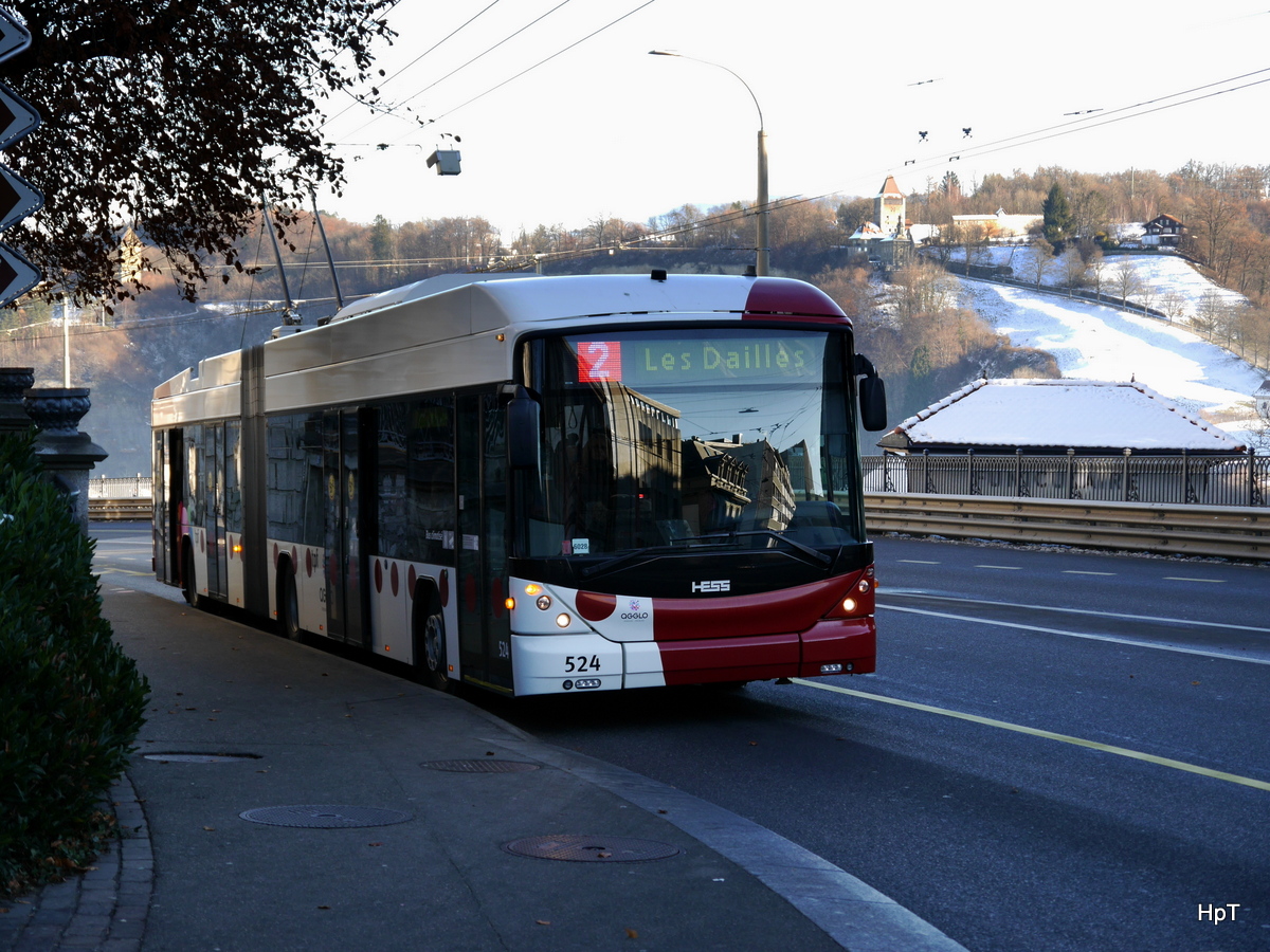 tpf - Hess Trolleybus Nr.524 unterwegs in der Stadt Freiburg am 07.12.2017