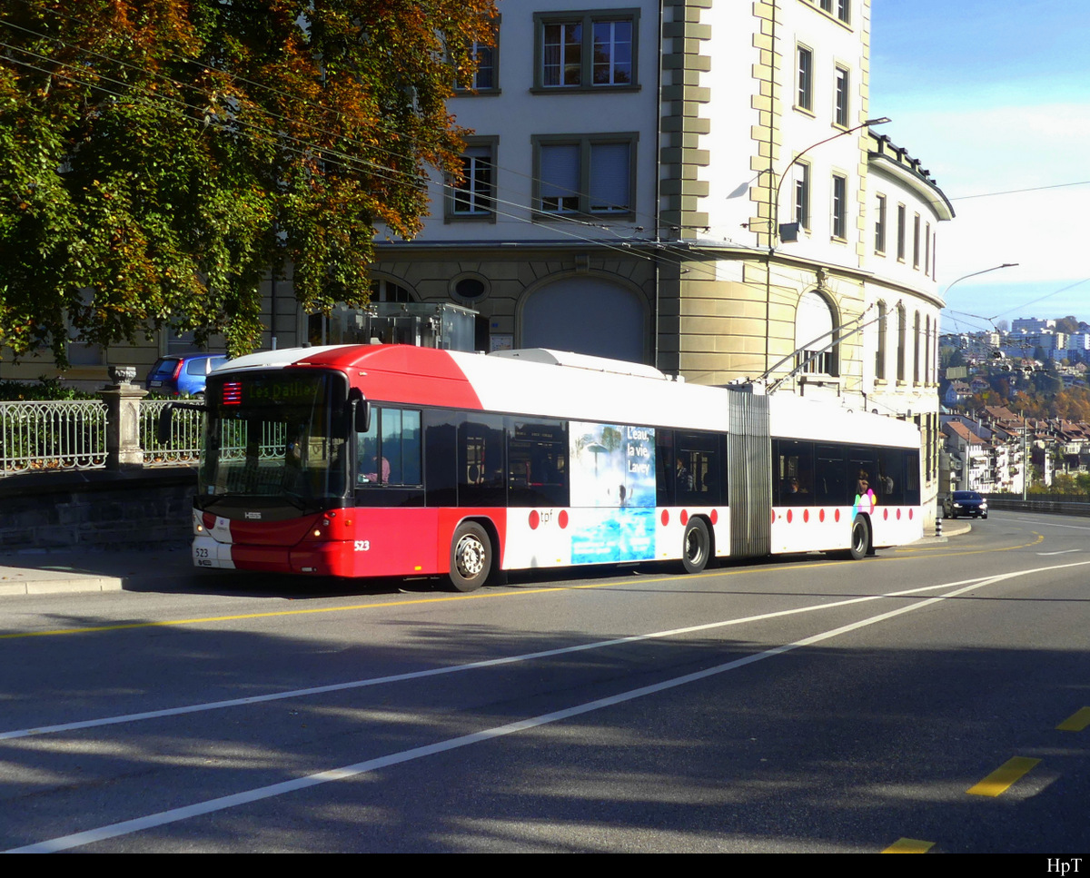 tpf - Hess Trolleybus  Nr.525 unterwegs in der Stadt Freiburg am 29.10.2021