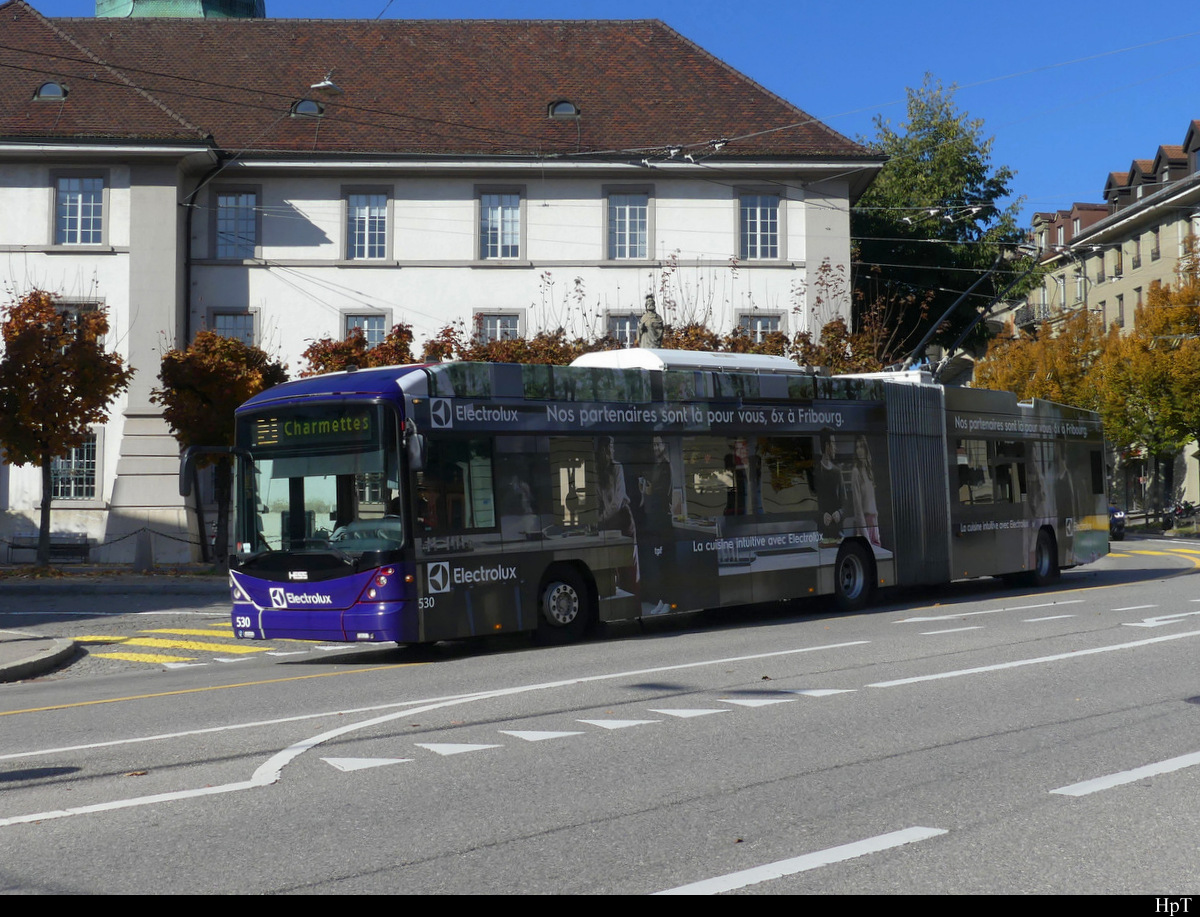tpf - Hess Trolleybus  Nr.530 mit Werbung unterwegs in der Stadt Freiburg am 29.10.2021