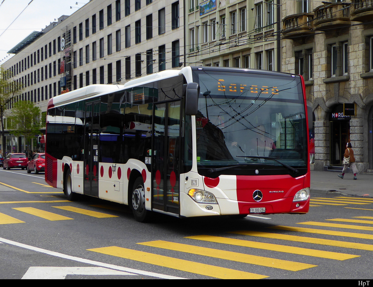 tpf - Mercedes Citaro Nr.1011 FR 300284 unterwegs vor den Bushaltestellen beim Bahnhof in Freiburg am 18.05.2019