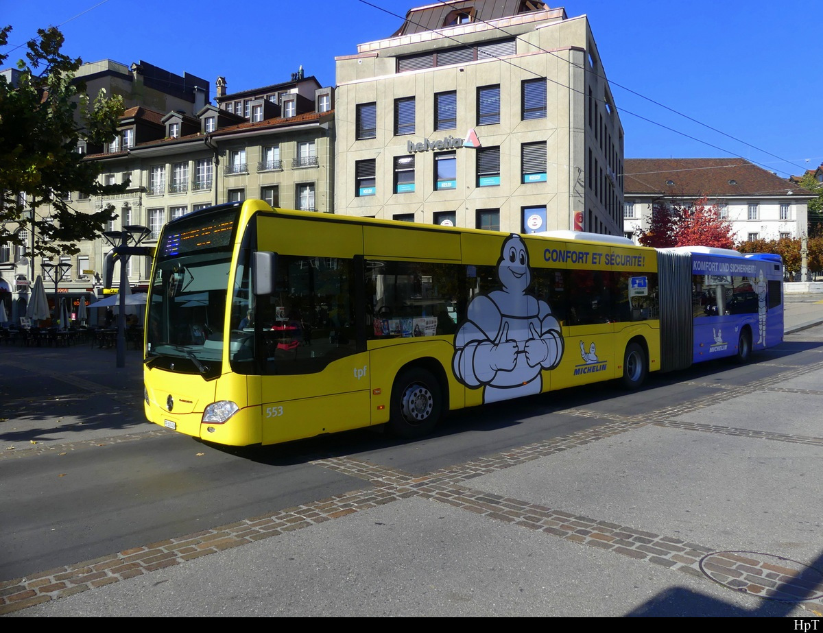 tpf - Mercedes Citaro Nr.553 FR 300409 mit Werbung unterwegs in der Stadt Freiburg am 29.10.2021