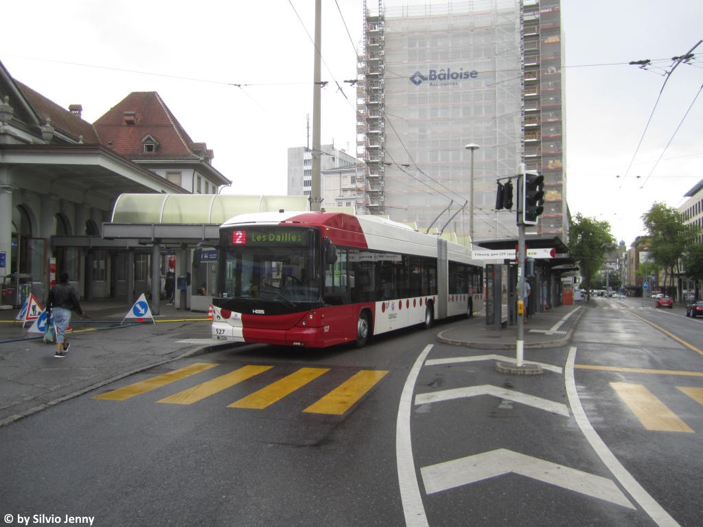 tpf Nr. 527 (Hess Swisstrolley 3 BGT-N2C) am 28.7.2018 beim Bhf. Fribourg