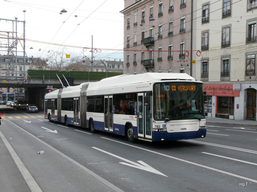TPG - Hess-Trolleybus  Nr.782 unterwegs auf der Linie 10 in der Stadt Genf am 11.01.2014