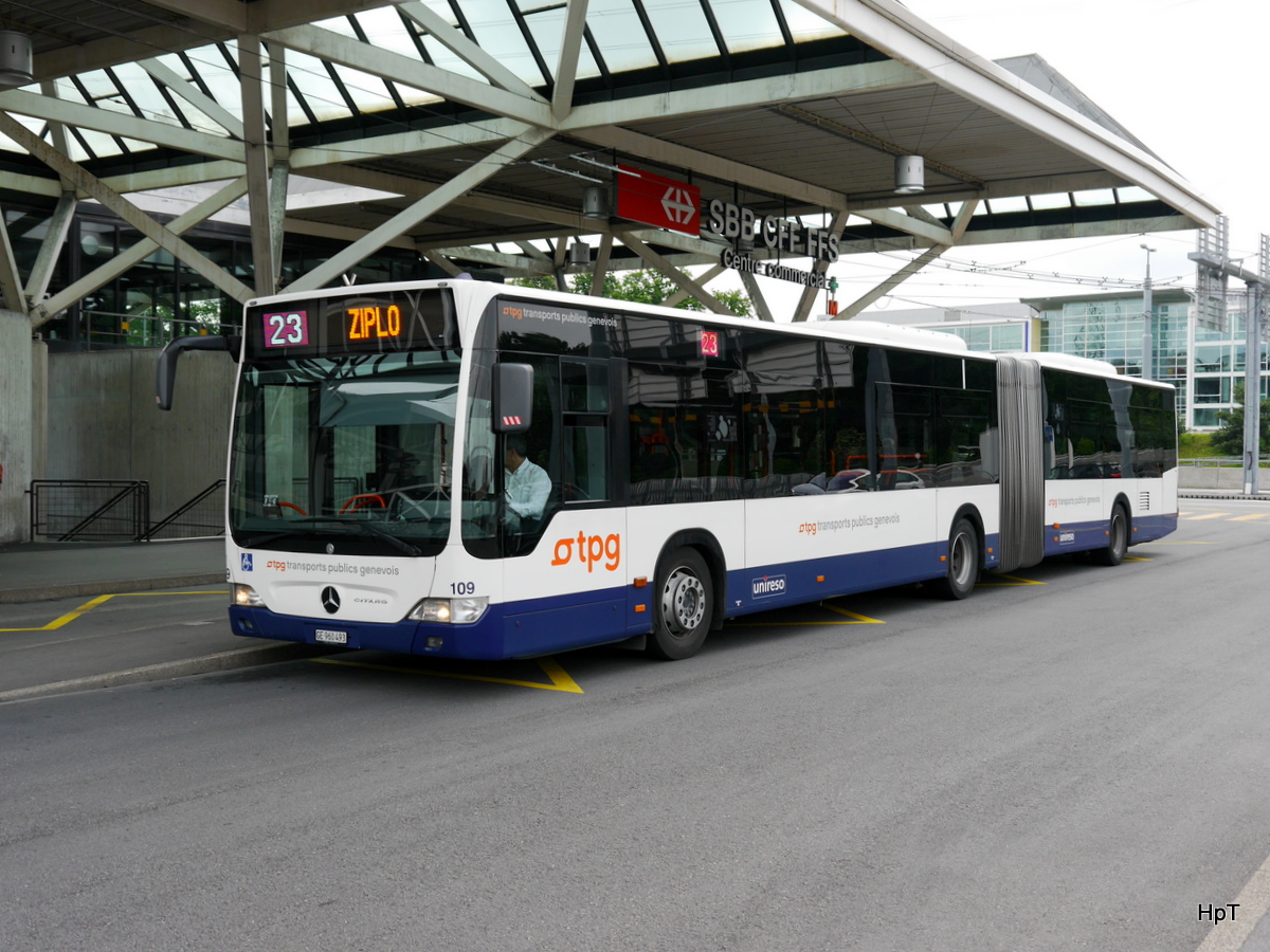 tpg - Mercedes Citaro Nr.109  GE 960493 unterwegs auf der Linie 23 bei der Haltestelle vor dem Flughafen in Genf am 04.06.2016