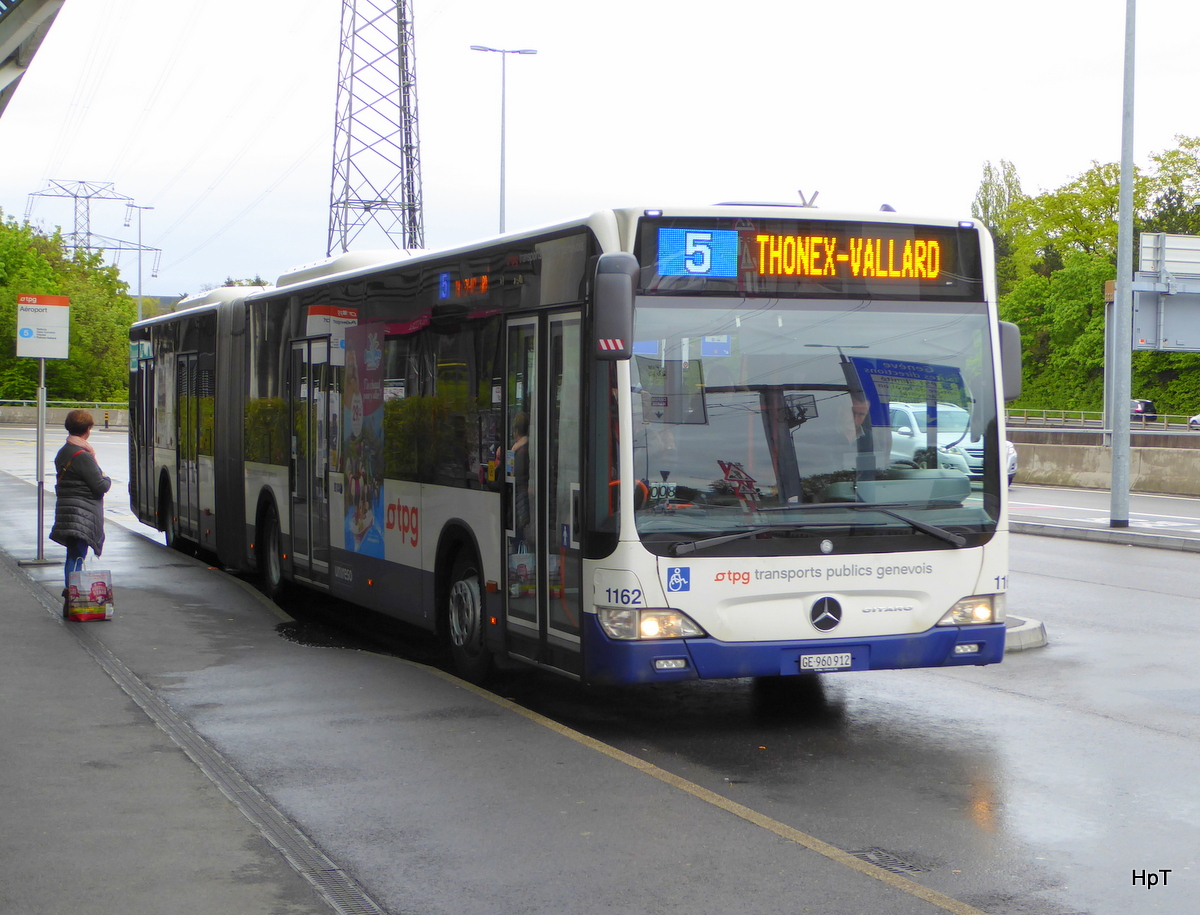 TPG - Mercedes Citaro Nr.1162  GE 960912 unterwegs auf der Line 5 bei der Haltestelle neben dem Flughafen in Genf am 01.05.2016