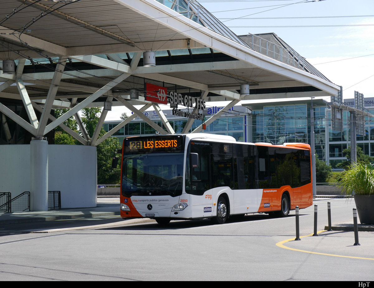 tpg - Mercedes Citaro Nr.2050  GE  962864 bei der Haltestelle vor dem Flughafen in Genf am 27.06.2020