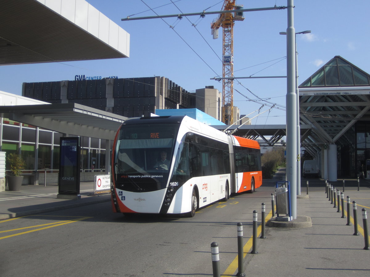 tpg Nr. 1626 (VanHool ExquiCity 18) am 26.3.2020 in Genève, Aéroport. Da beim Flughafen Genf infolge der Corona Krise nur sehr wenige Flugreisende unterwegs sind, werden auf der Linie 10 normale Gelenkbusse, anstelle der Doppelgelenkbusse eingesetzt.