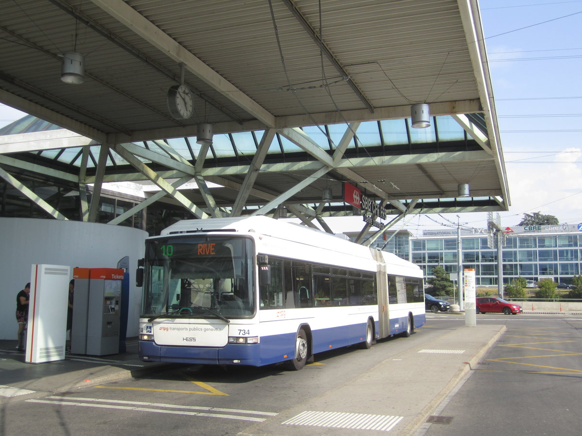 tpg Nr. 734 (Hess Swisstrolley 3 BGT-N2C) am 11.7.2019 in Genève, Aéroport. Normalerweise verkehren auf der Linie 10 Doppelgelenkbusse. 