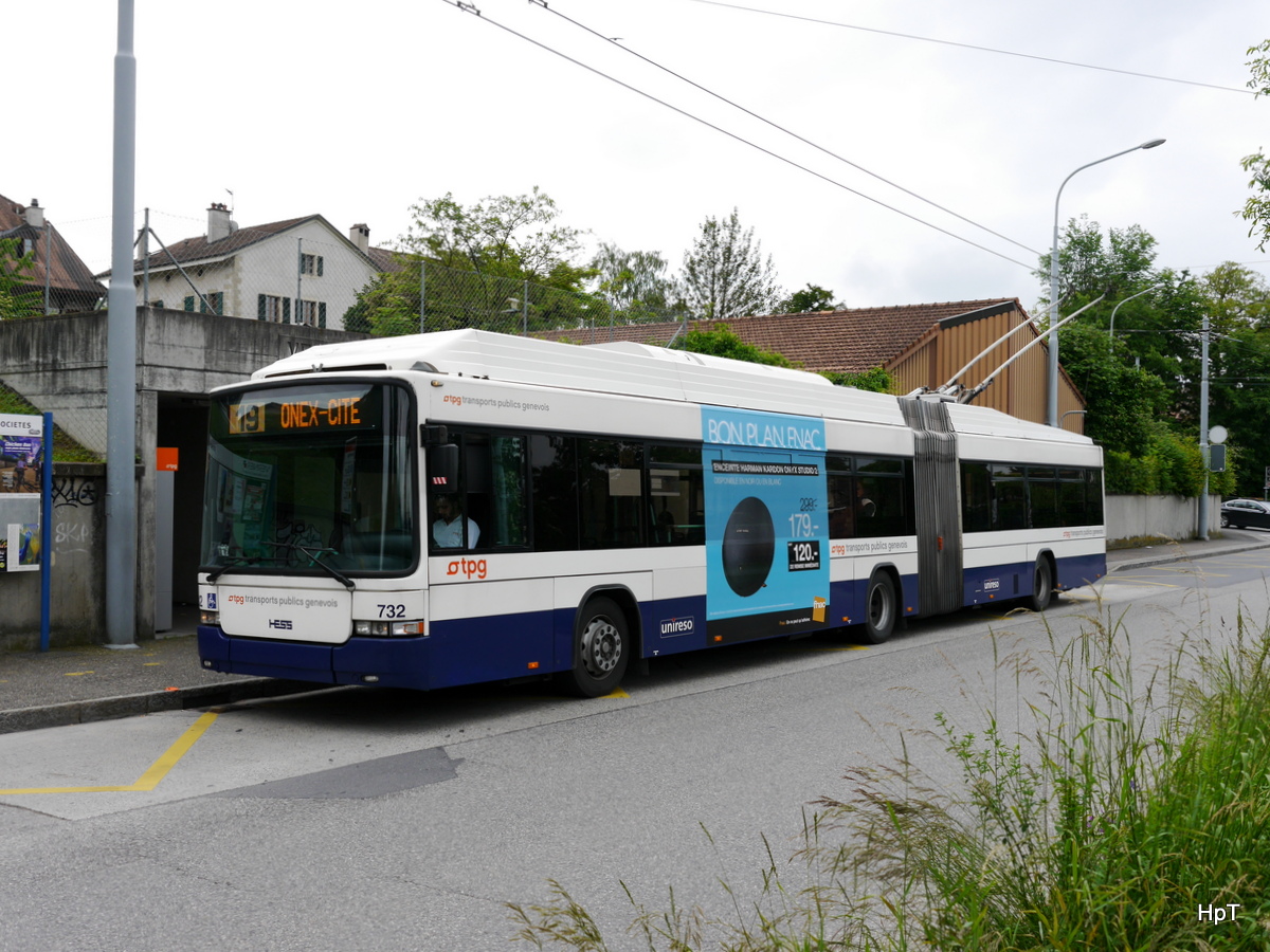 tpg - Trolleybus Nr.732 unterwegs auf der Linie 19 in den Strassen von Vernier am 04.06.2016