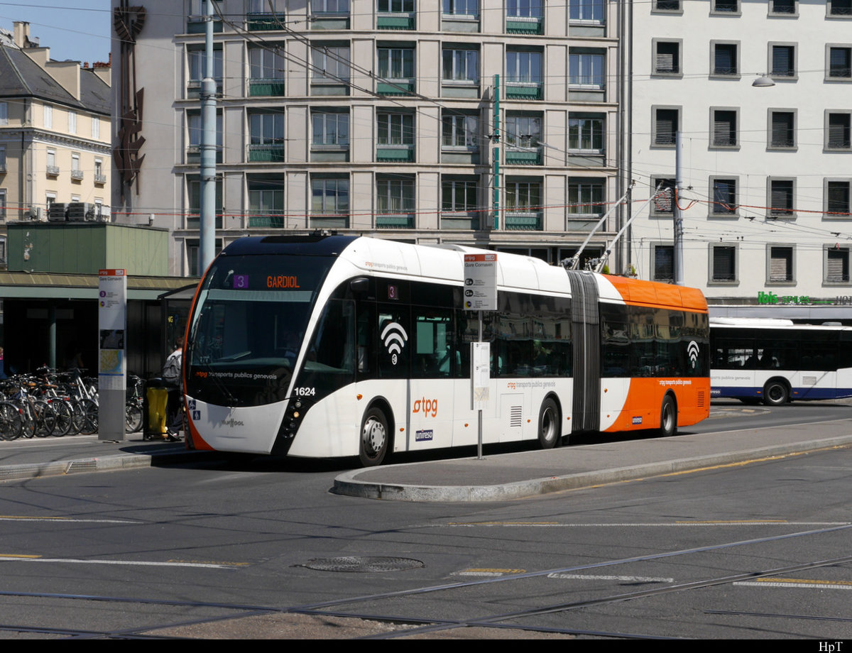 tpg - VanHool Trolleybus Nr.1624 bei der Haltestelle vor dem Bahnhof in Genf am 27.06.2020
