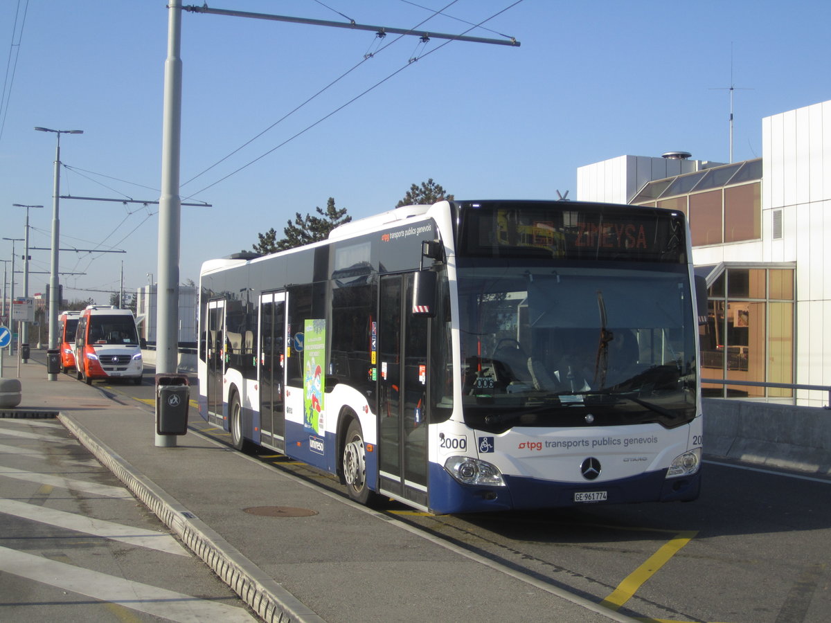 tpg/Globe Limo SA Nr. 2000 (Mercedes Citaro C2 O530 Hybrid) am 8.2.2020 in Genève, Aéroport