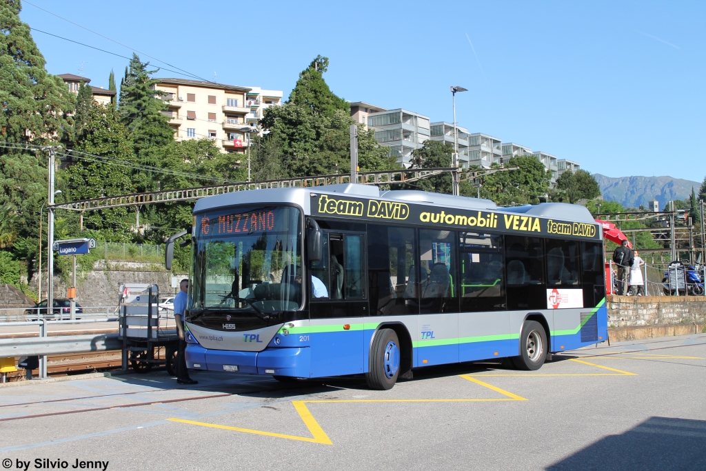 tpl Nr. 201 (Scania/Hess K310UB ''Bergbus'') am 24.8.2014 beim Bhf. Lugano