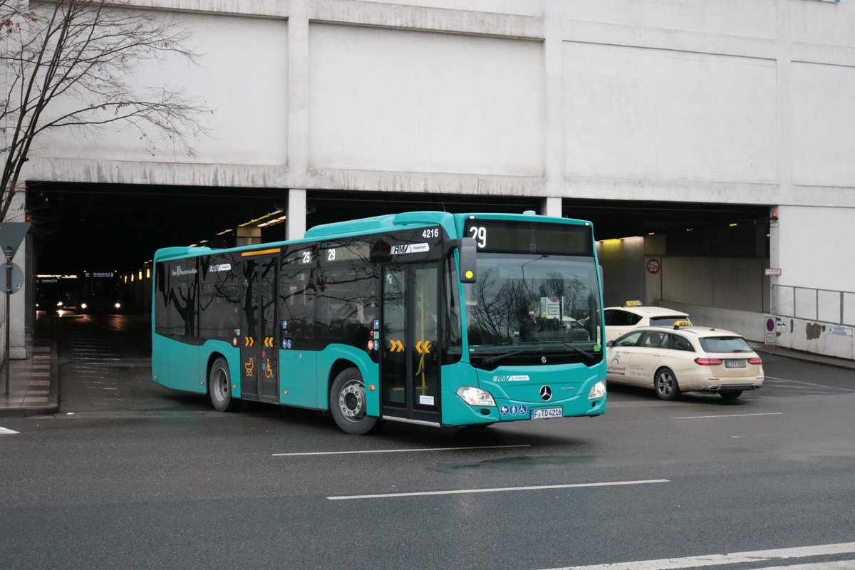 Transdev Rhein Main Mercedes Benz Citaro K Wagen 4216 am 21.12.20 in Frankfurt am Main Nordwestzentrum