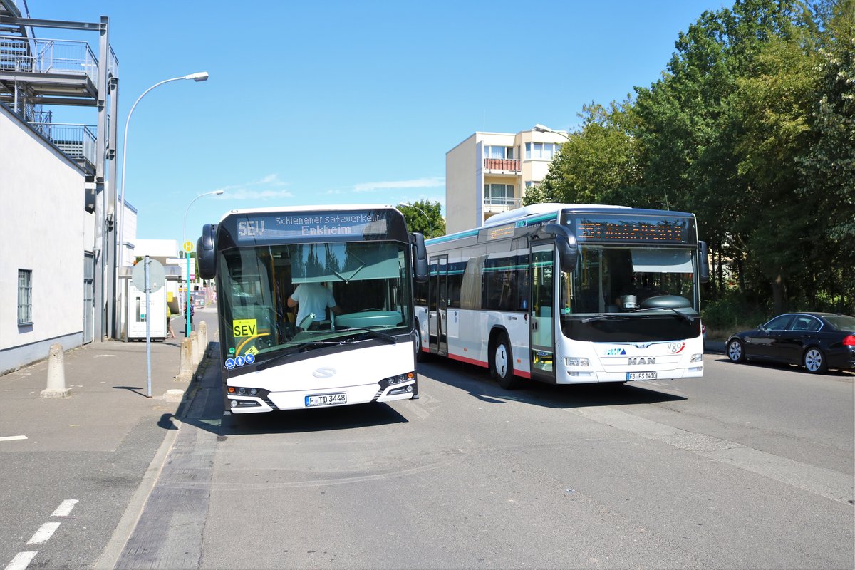 Transdev Rhein Main Solaris Urbino 18 SEV Linie für die VGF U-Bahn Linien U4 und U7 trifft am 06.07.19 in Frankfurt Enkheim auf einen Stroh Bus MAN Lions City