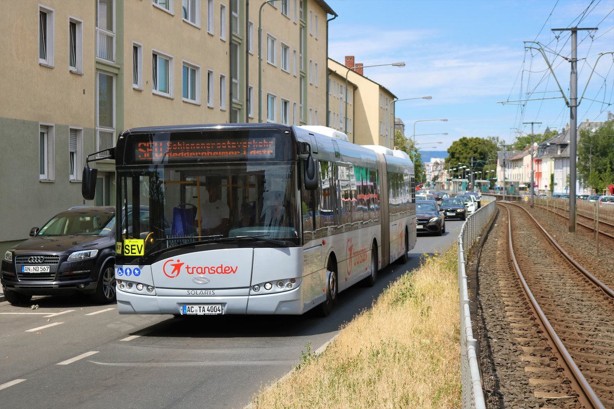 Transdev Solaris Urbino 18 als SEV Linie für die VGF U-Bahn Linien U1 U2 U3 und U8 am 06.07.19 in Frankfurt Eschersheim 