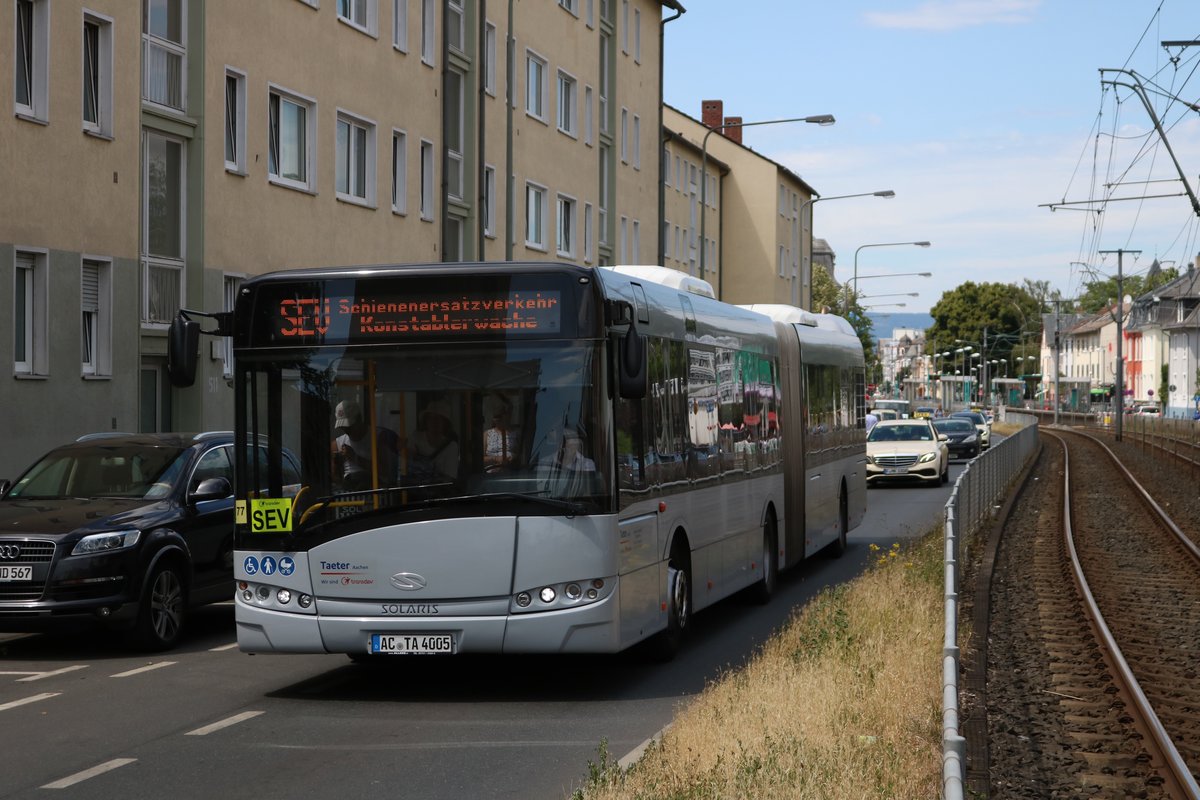 Transdev Solaris Urbino 18 als SEV Linie für die VGF U-Bahn Linien U1 U2 U3 und U8 am 06.07.19 in Frankfurt Eschersheim 