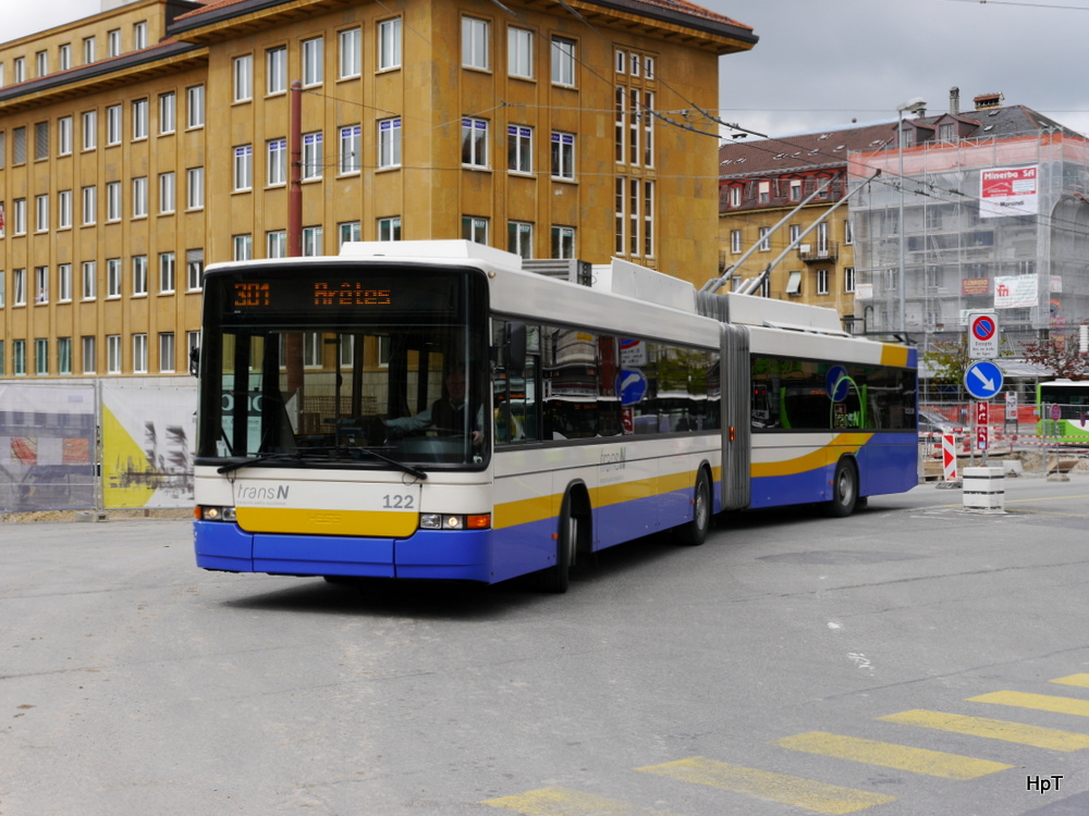 transN / La Chaux de Fonds - Solaris Trolleybus Nr.122 unterwegs auf der Linie 301 vor dem Bahnhof in La Chaux de Fonds am 16.05.2014