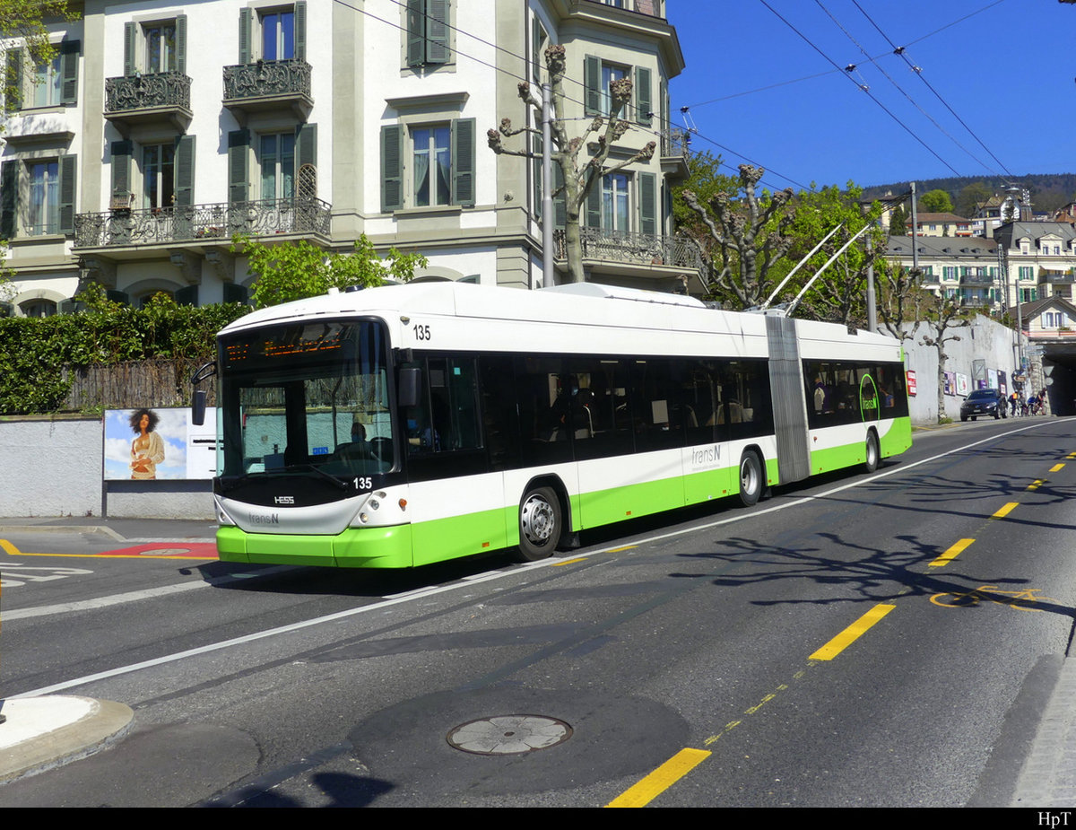 TransN - Hess Trolleybus Nr.135 unterwegs in der Stadt Neuchâtel am 24.04.2021
