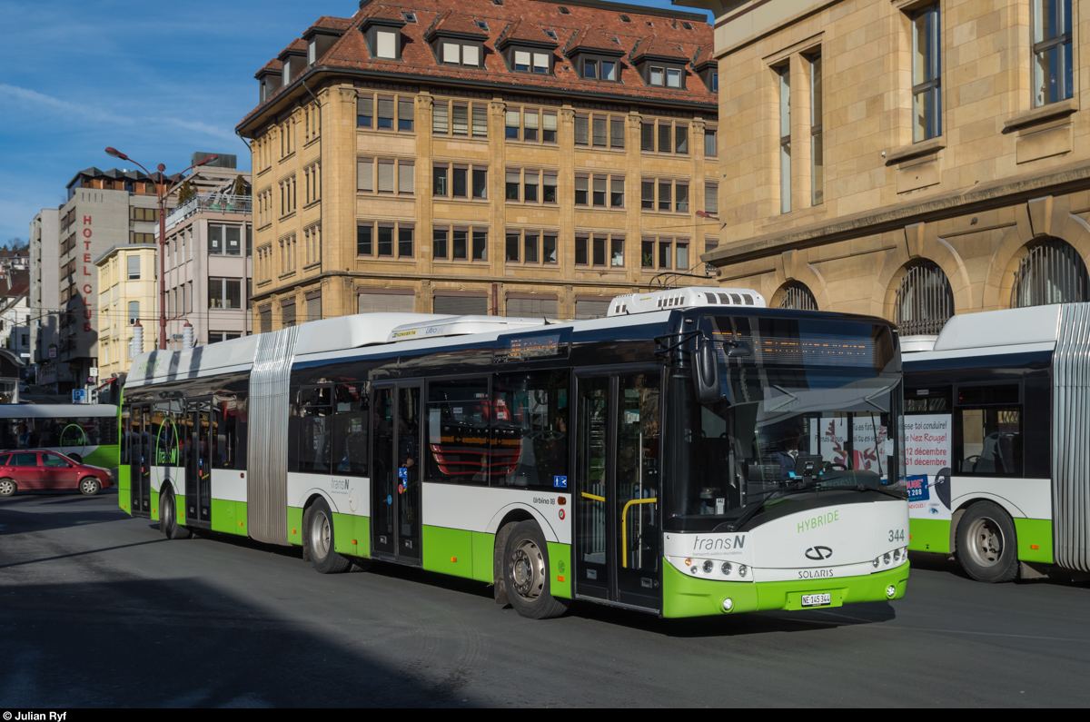 TransN La Chaux-de-Fonds. Ein Solaris Hybridbus erreicht am 22. Dezember 2015 den Bahnhof. Die Hybridbusse wurden 2014 beschafft, als wegen eines Umbaus des Bahnhofplatzes die Trolleybuslinien umgestellt werden mussten. Ob der Trolleybusbetrieb wieder aufgenommen wird ist derzeit noch unklar.