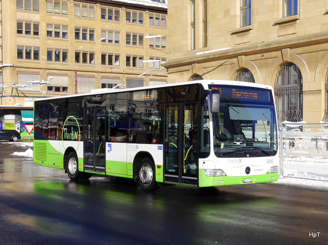 TransN - Mercedes Citaro  Nr.305  NE 137305 unterwegs vor dem Bahnhof in La Chaux de Fonds am 18.01.2015