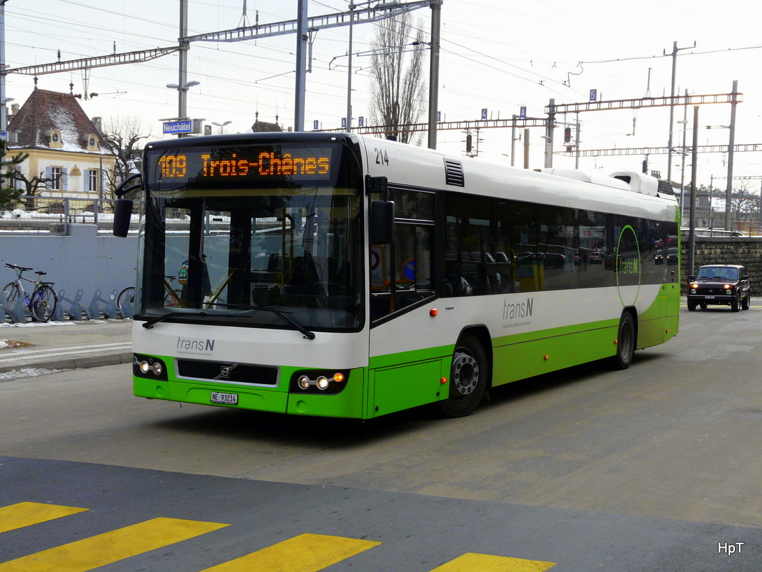 TransN Neuchâtel - Volvo 7700 Nr.214  NE  93214 unterwegs auf der Linie 109 in der Stadt Neuchâtel beim Bahnhof am 07.02.2015