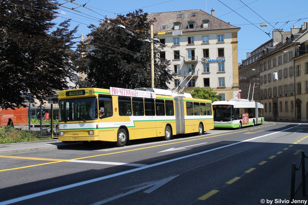transN Nr. 102 ''Berne'' + Nr. 146 (NAW/Hess/BGT-5-25 + Hess Swisstrolley 3 BGT-N2C) am 3.8.2015 in Neuchâtel, Place Pury