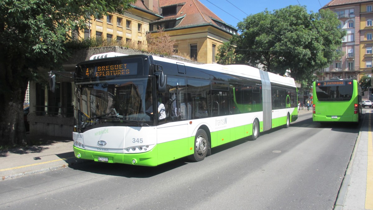 transN Nr. 345, Solaris Hybrid, am 15.8.2013 beim Bahnhofplatz. Fr die starken Steigungen in La Chaux de Fonds weisen diese Fahrzeuge eine eher schwache Motorleistung auf.