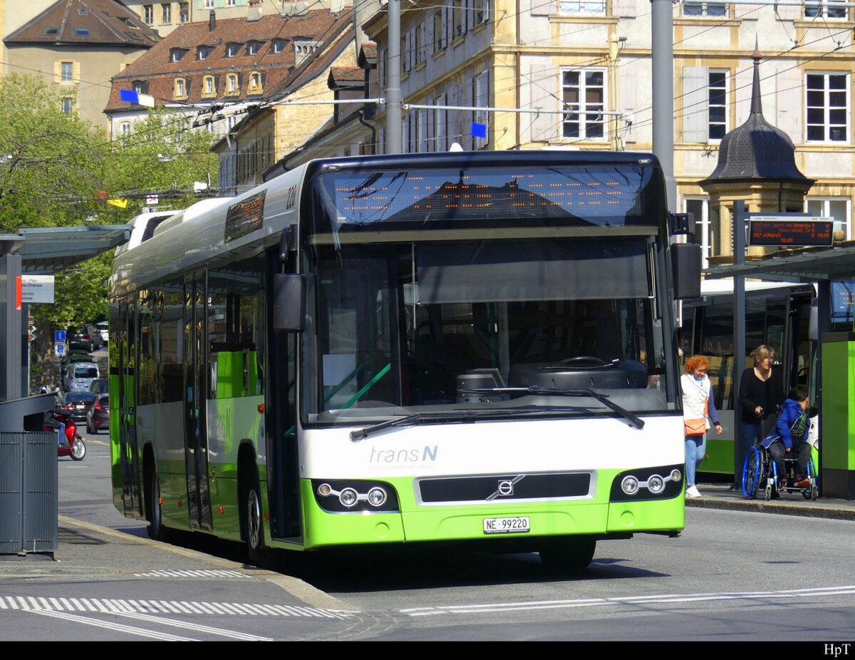 TransN - Volvo 7700 Nr.220  NE 99220 unterwegs in der Stadt Neuchâtel am 03.05.2022