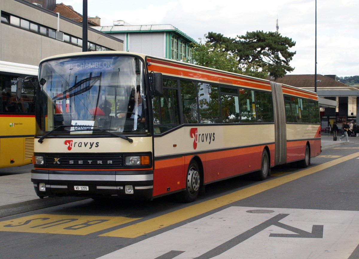 TRAVYS: Am 1. Oktober 2008 stand einer der letzten SETRA-GELENKBUSSE im alten Farbkleid von TRAVYS auf dem Bahnhofplatz Yverdon les Bains bereit zur Abfahrt nach Chamblon (Linie 11).
Foto: Walter Ruetsch