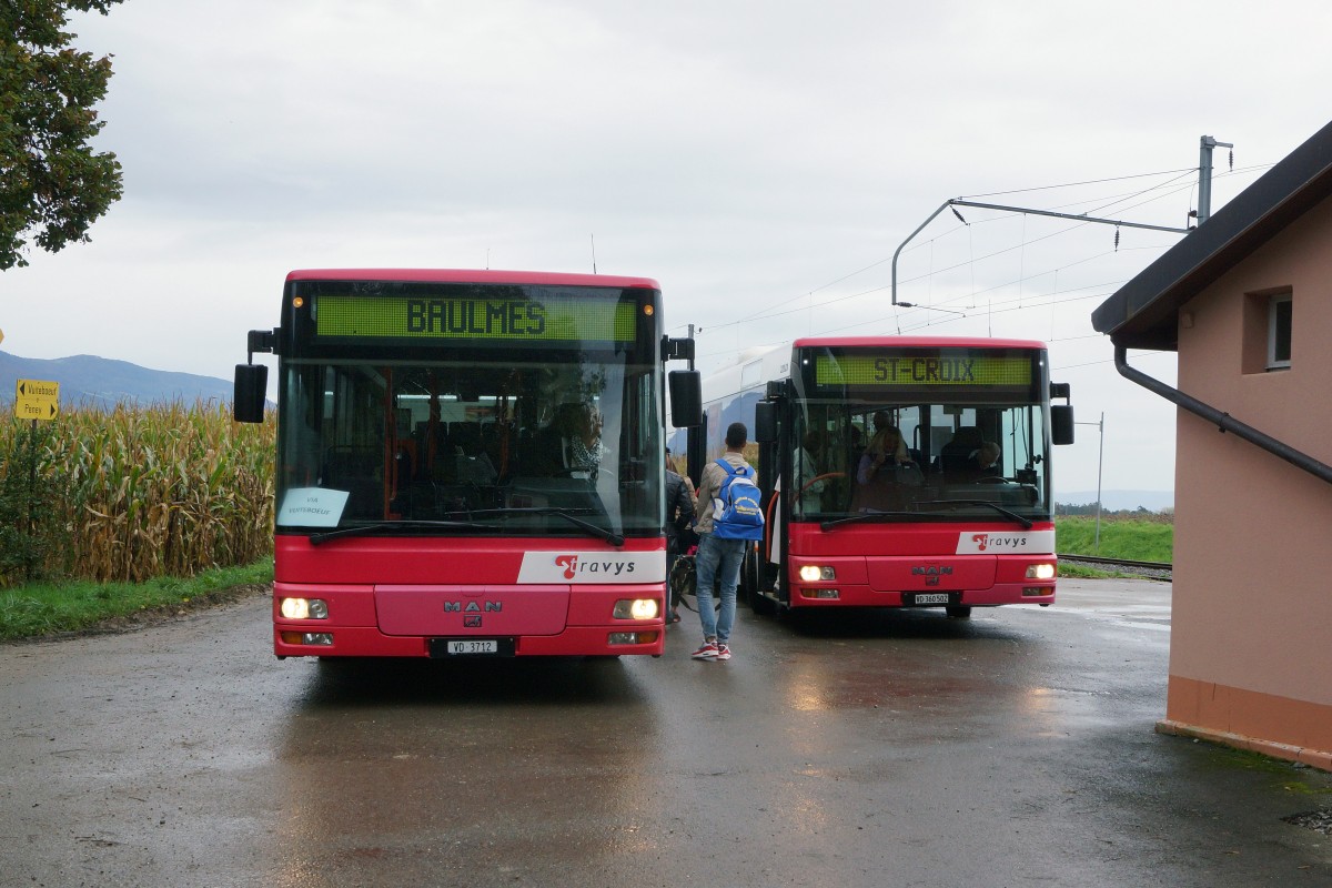 TRAVYS: Bahnersatzbusse nach Baulmes und Ste Croix aufgenommen in Vuiteboeuf am 16. Oktober 2014.
Foto: Walter Ruetsch