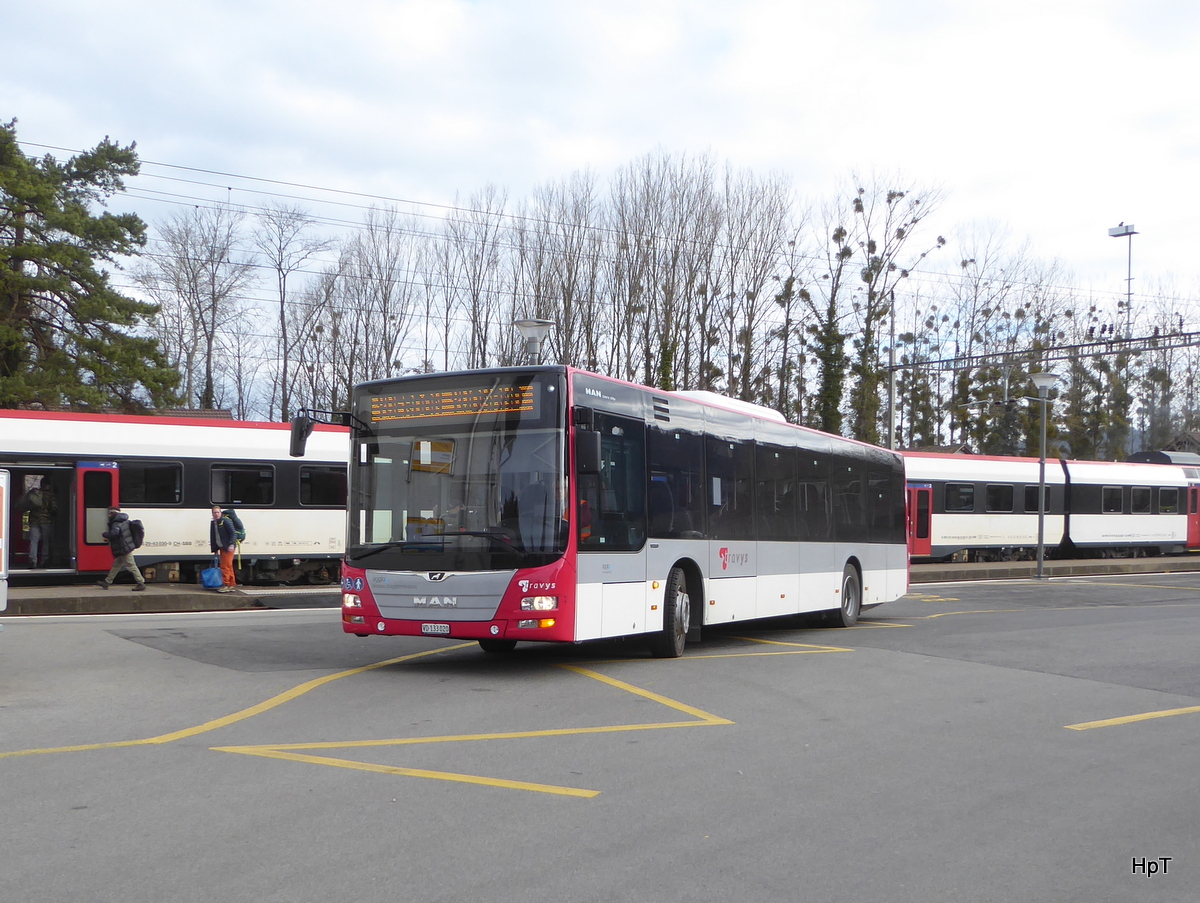 travys - MAN Lion`s City VD 133020 in bei den Bushaltestellen vor dem Bahnhof in Yvonand als Bahnersatz für die SBB am 10.02.2018