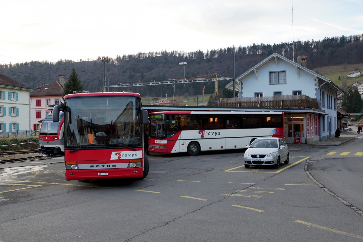 TRAVYS: Zwei TRAVYS-Überlandbusse der Marke SETRA beim Bahnhof in Saint Croix am 11. Dezember 2015.
Foto: Walter Ruetsch 