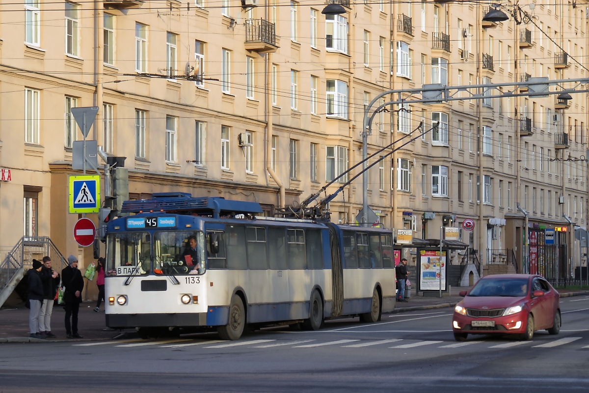 Trolleybus 1133 der Linie 45 fährt  Zum Park  in St. Petersburg, hinter dem Haus der Sowjets (Дом Советов), am 05.11.2017