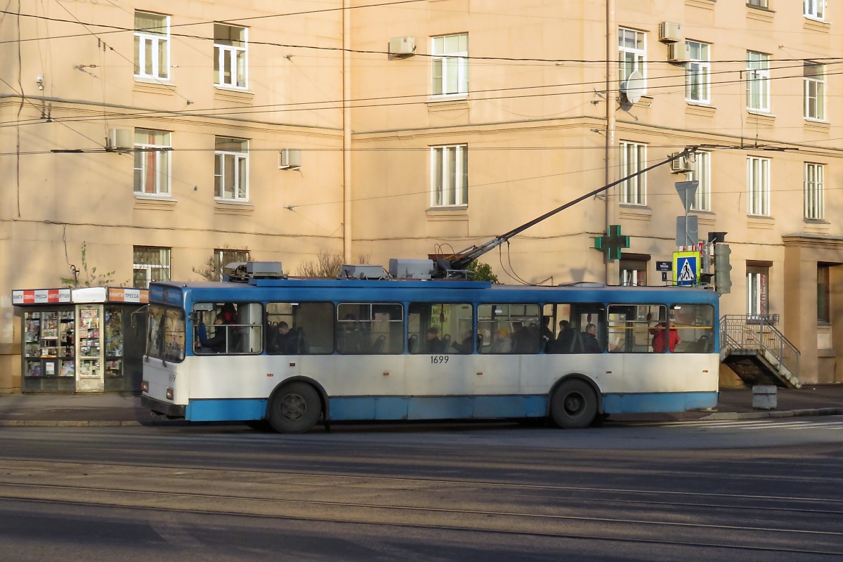 Trolleybus 1699 in St. Petersburg, hinter dem Haus der Sowjets (Дом Советов), am 05.11.2017