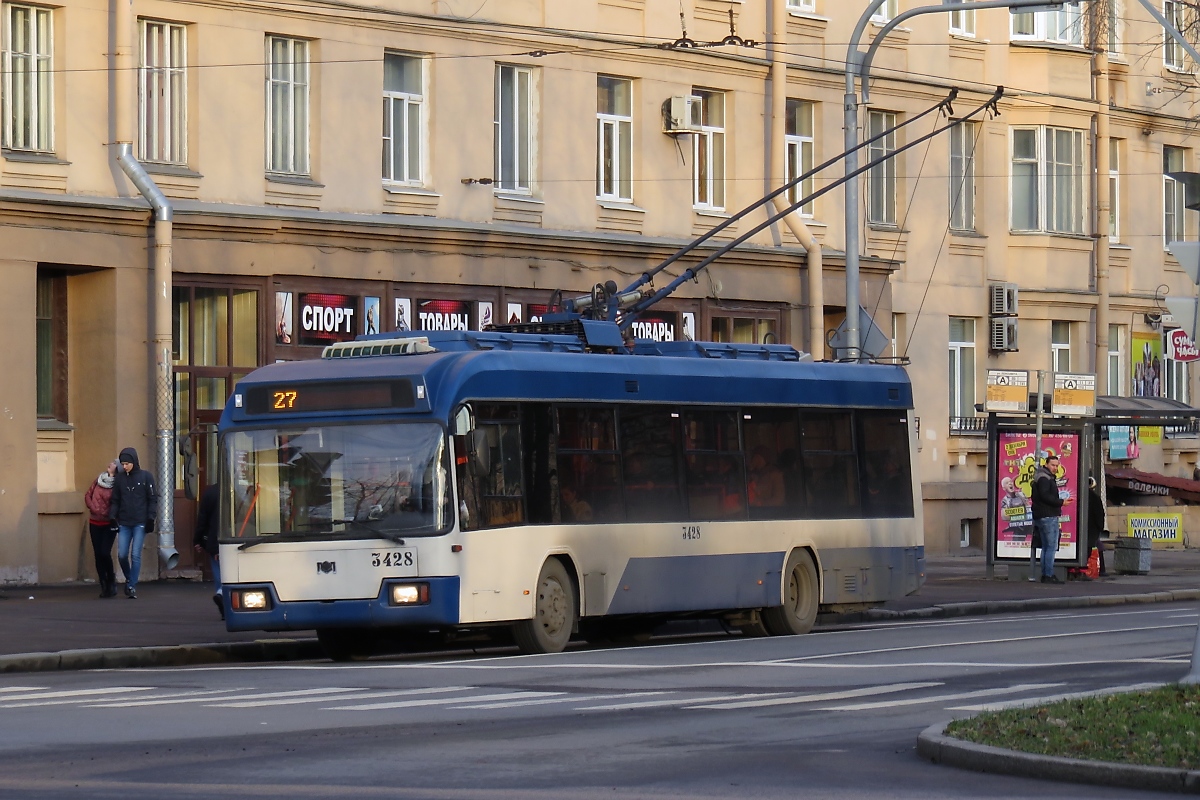 Trolleybus 3428 der Linie 27 in St. Petersburg, hinter dem Haus der Sowjets (Дом Советов), am 05.11.2017