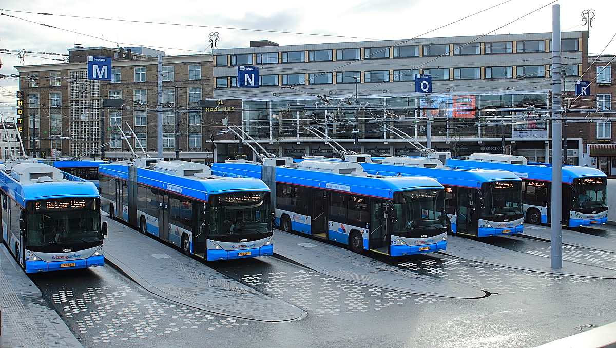Trolleybus Arnhem/NL: Fünf Swisstrolley treffen sich am 02.01.2018 am zentralen Knotenpunkt Stationsplein