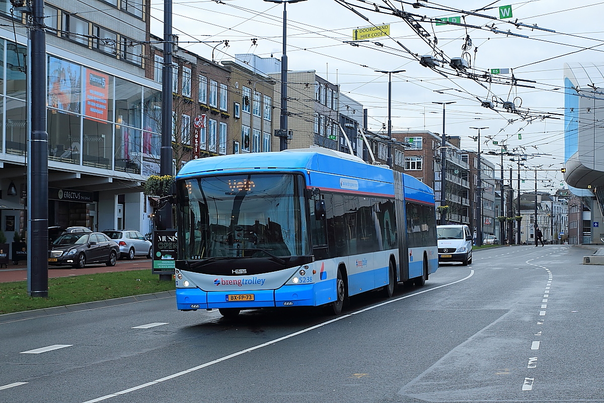 Trolleybus Arnhem/NL: Swisstrolley 5238 am 02.01.2018 Stationsplein