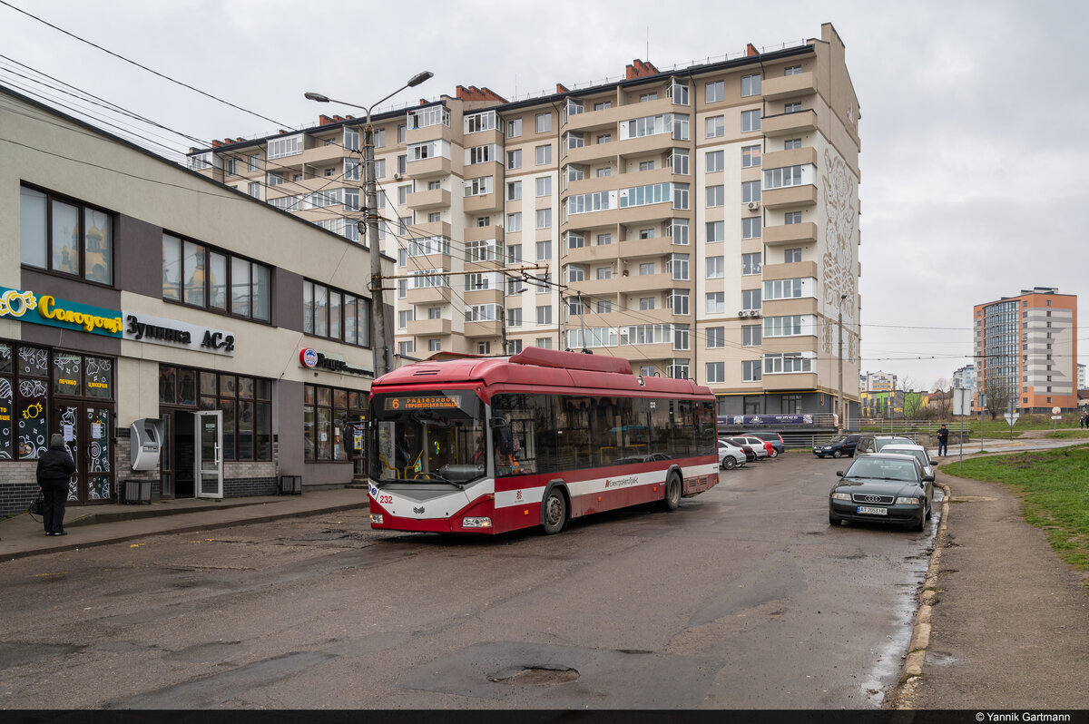 Trolleybus Nr. 232 des Belarussischen Hersteller BKM ist am 10.04.2023 unterwegs auf der Linie 6 und konnte hier bei der Bus Station Nr. 2 in Ivano-Frankivsk, Ukraine aufgenommen werden