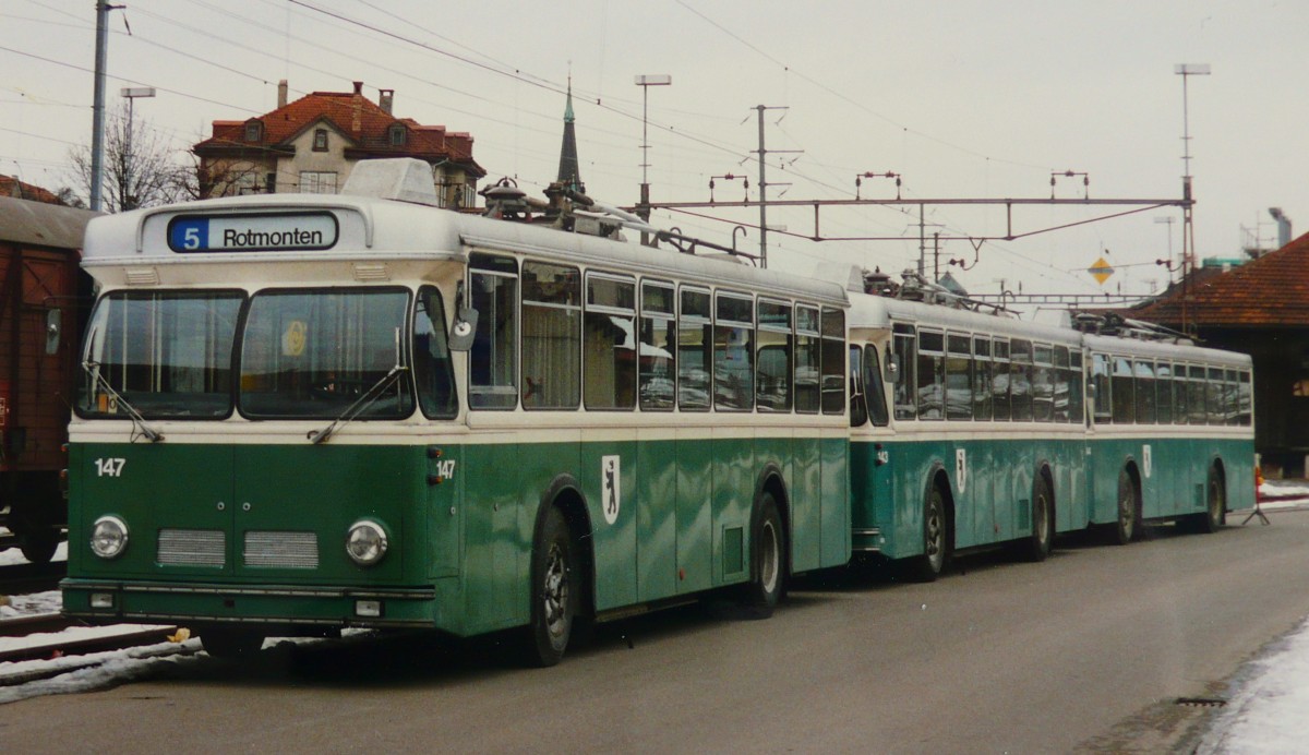 Trolleybusse bereit zum Abtransport nach Chile. Wagen 147 beim St. Galler Güterbahnhof am 03. Februar 1992.