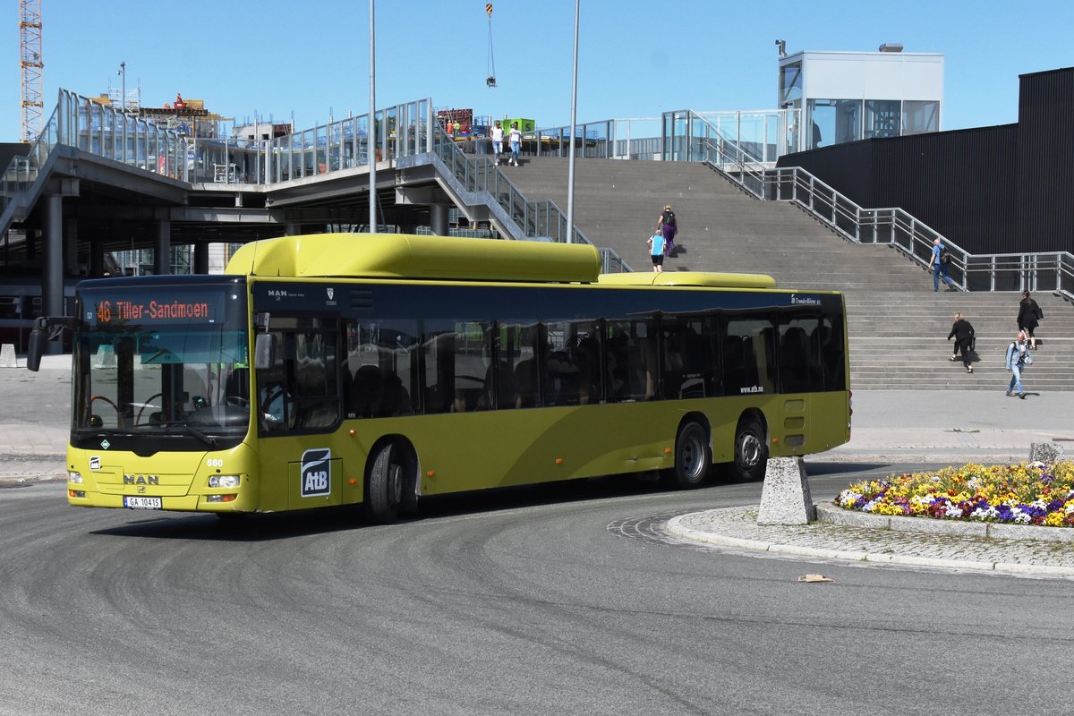 TRONDHEIM (Fylke Trøndelag), 29.05.2018, Bus Nr. 660 der AtB (das ist der kommunale Verkehrsträger) als Buslinie 46 beim Bahnhof Trondheim