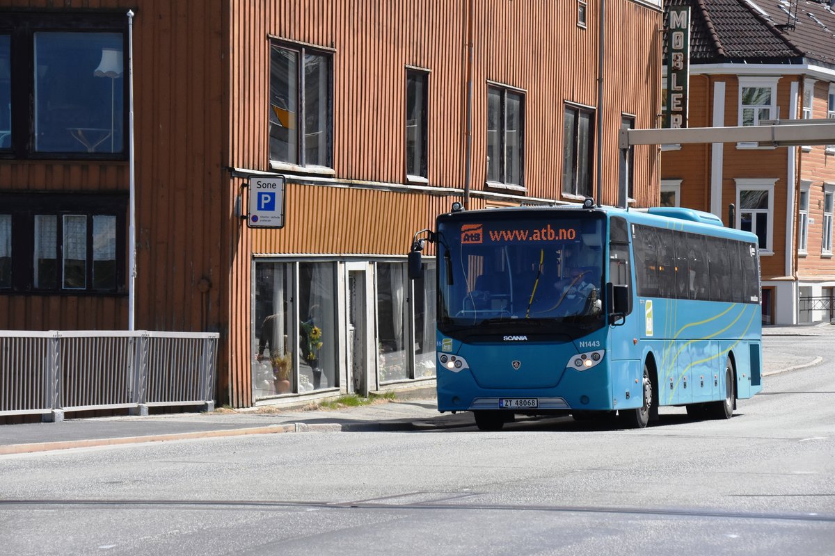 TRONDHEIM (Fylke Trøndelag), 29.05.2018, Bus Nr. N1443 der AtB (das ist der kommunale Verkehrsträger) in der Søndre gate auf Leerfahrt in Richtung Bahnhof