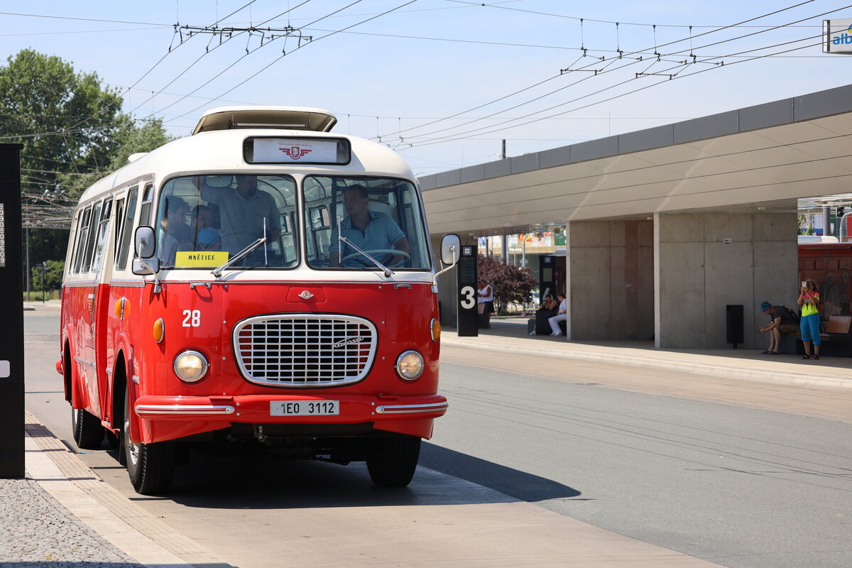 Trotz der gro�en Hitze in Pardubice
fuhren einige Passagiere mit dem historischen Bus Richtung Zentrum.
Bahnhofsvorplatz von Pardubice, 28.06.26 gegen Mittag.