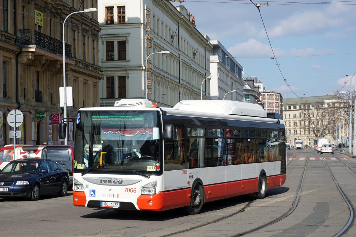 Tschechien / Stadtbus Brno / Brünn: Iveco Urbanway 12M - Wagen 7066 von Dopravní podnik města Brna a.s. (DPMB), aufgenommen im März 2017 am Hauptbahnhof der tschechischen Stadt Brünn.
