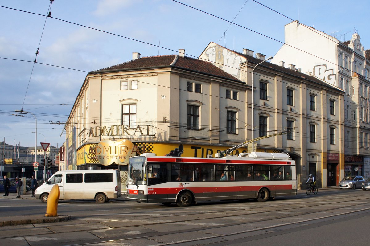 Tschechien / Stadtbus Brno / Brünn: Škoda 21Tr - Wagen 3018 von Dopravní podnik města Brna a.s. (DPMB), aufgenommen im März 2017 in der Nähe vom Hauptbahnhof der tschechischen Stadt Brünn.