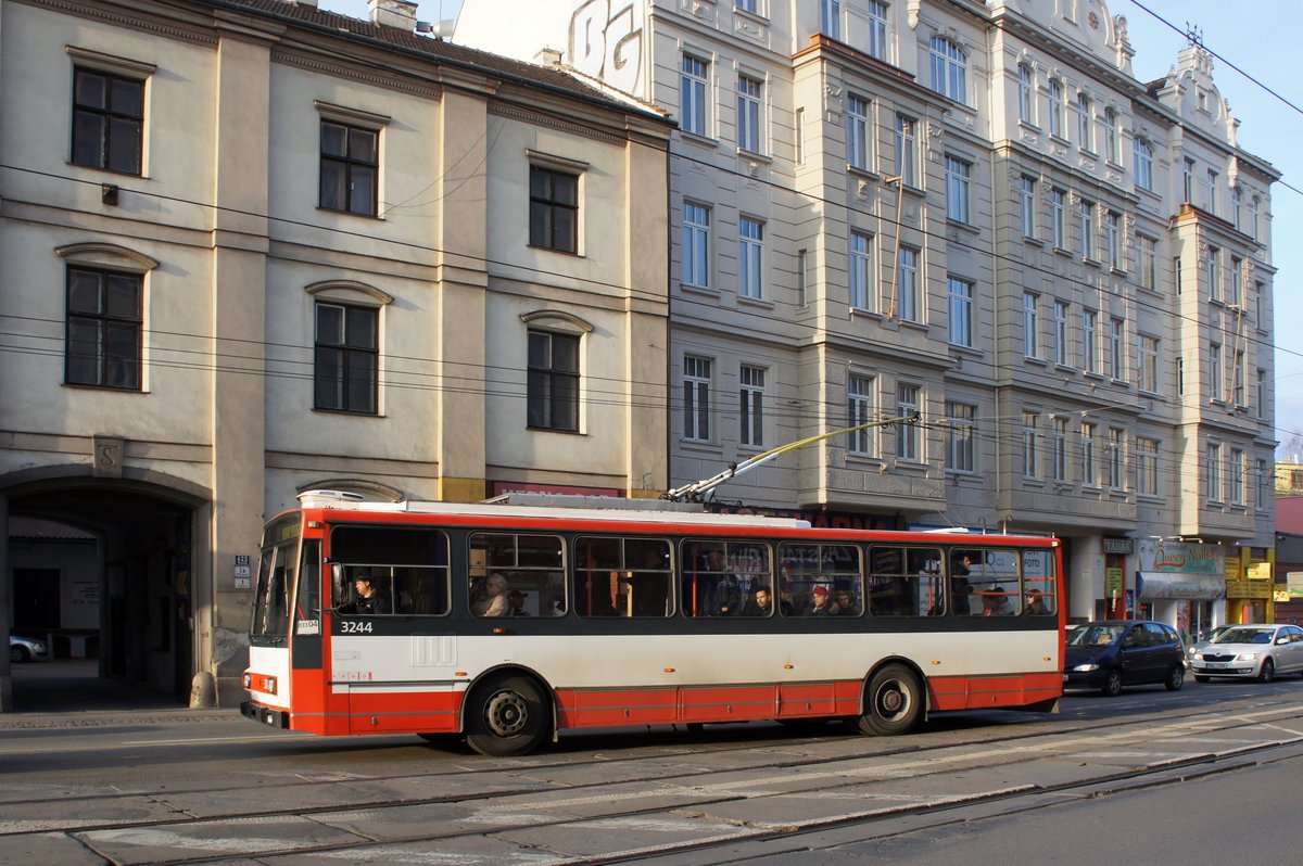 Tschechien / Stadtbus Brno / Brünn: Škoda 14Tr - Wagen 3244 von Dopravní podnik města Brna a.s. (DPMB), aufgenommen im März 2017 in der Nähe vom Hauptbahnhof der tschechischen Stadt Brünn.