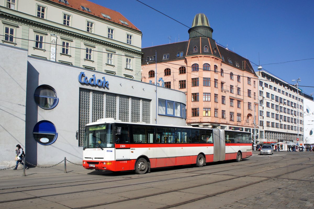 Tschechien / Stadtbus Brno / Brünn: Karosa B 961 E - Wagen 2384 von Dopravní podnik města Brna a.s. (DPMB), aufgenommen im März 2017 am Hauptbahnhof der tschechischen Stadt Brünn.